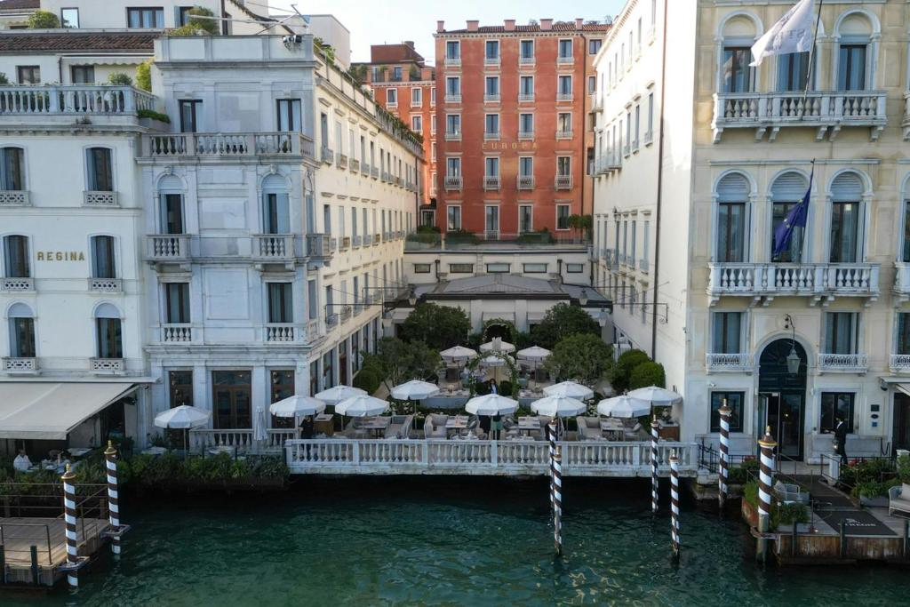 the st regis venice restauracja na zewnątrz przy wodzie