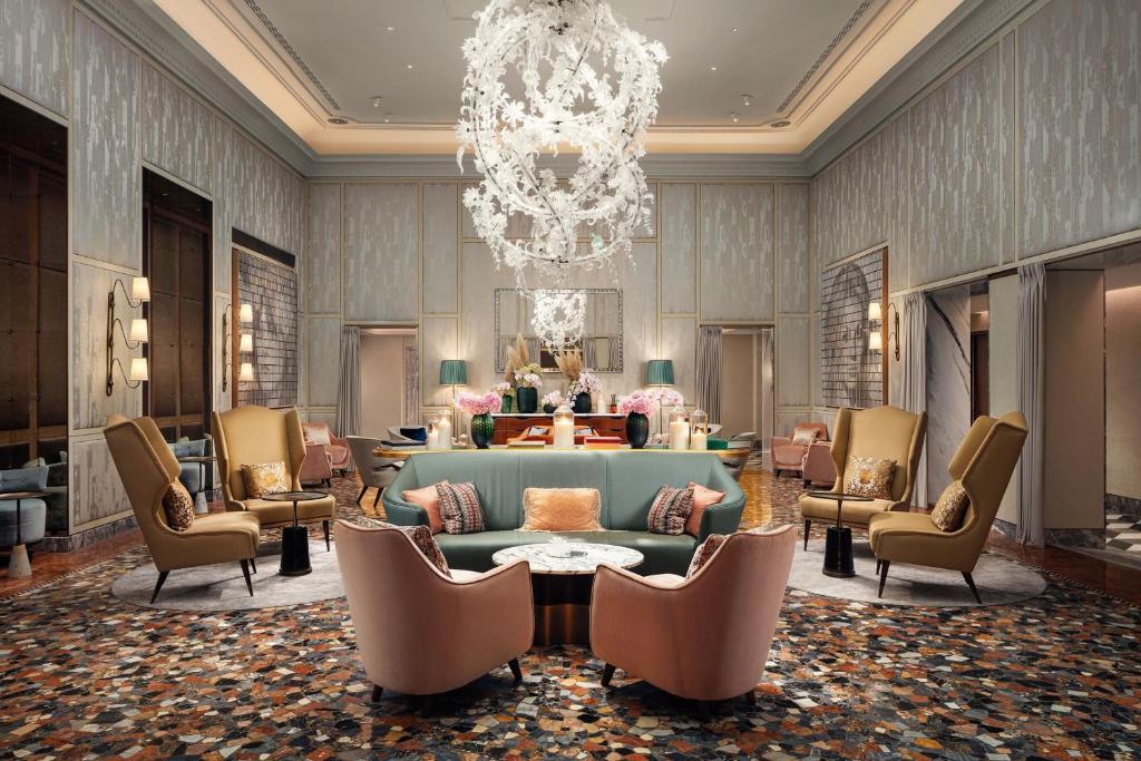 the st regis venice miejsce do wypoczynku - duży żyrandol, wygodne sofy i fotele