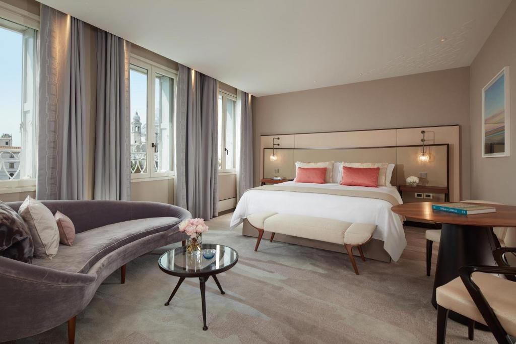 the st regis venice duże podwójne łóżko i sofa