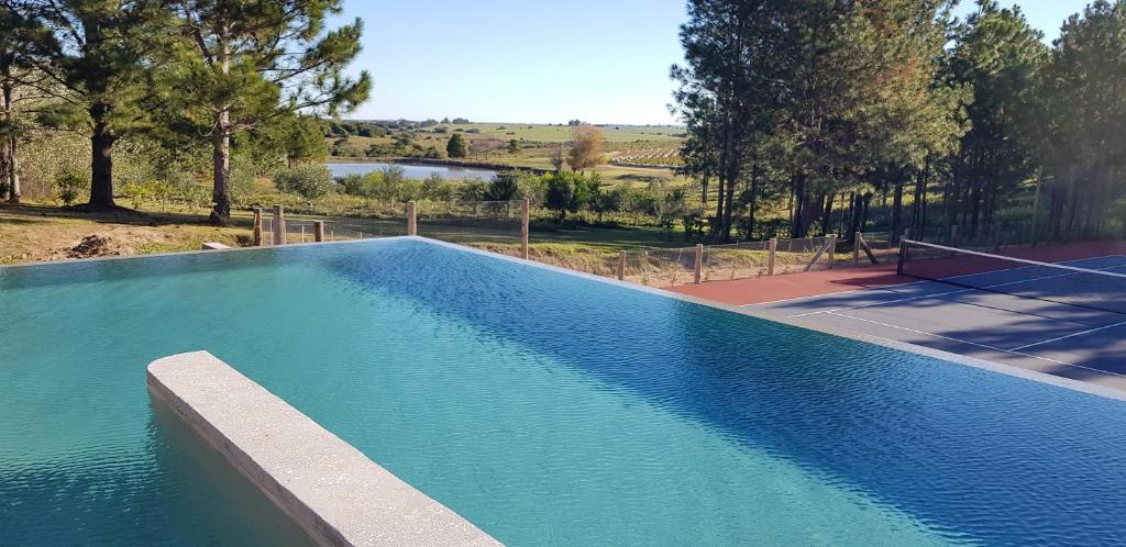 luz culinary wine lodge basen obok kortu tenisowego