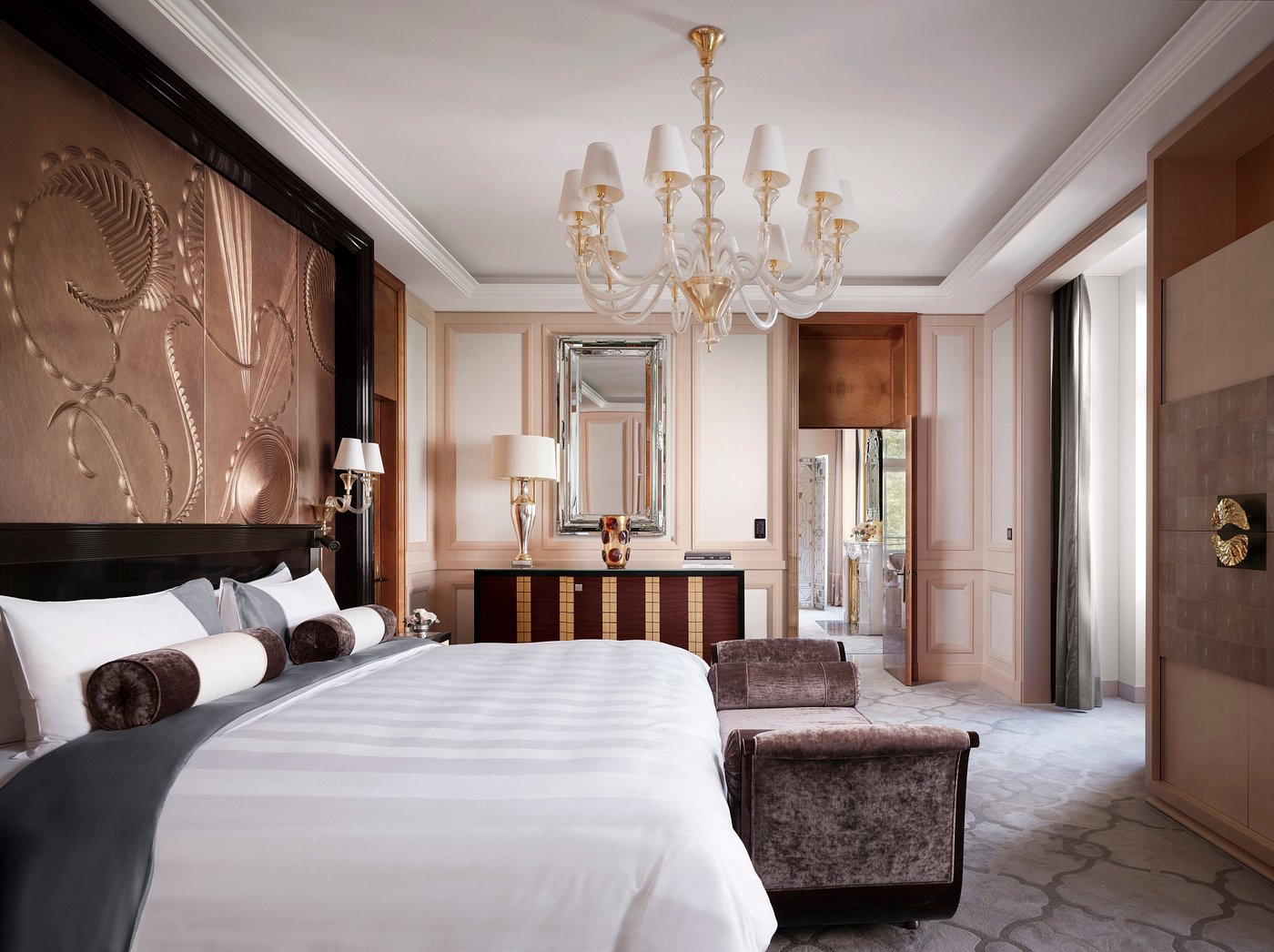 peninsula suite bedroom