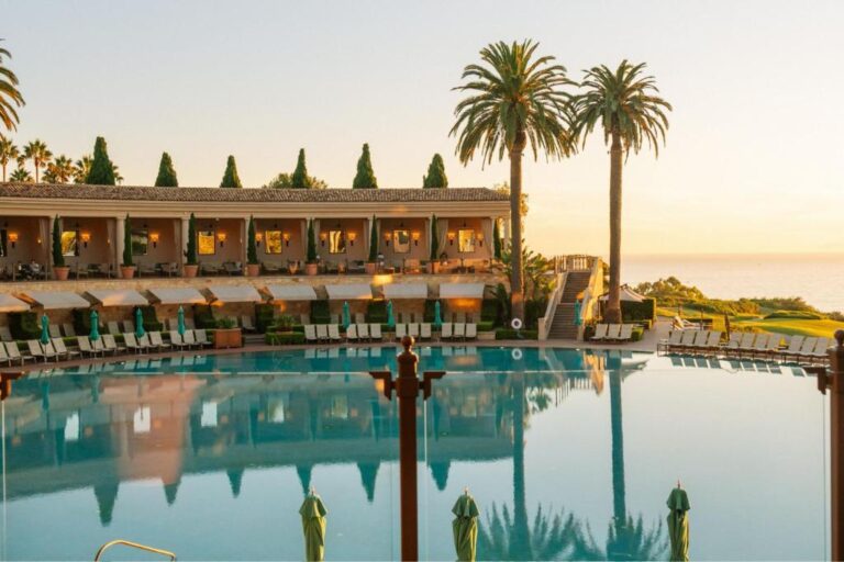 the resort at pelican hill basen hotelowy o zachodzie słońca