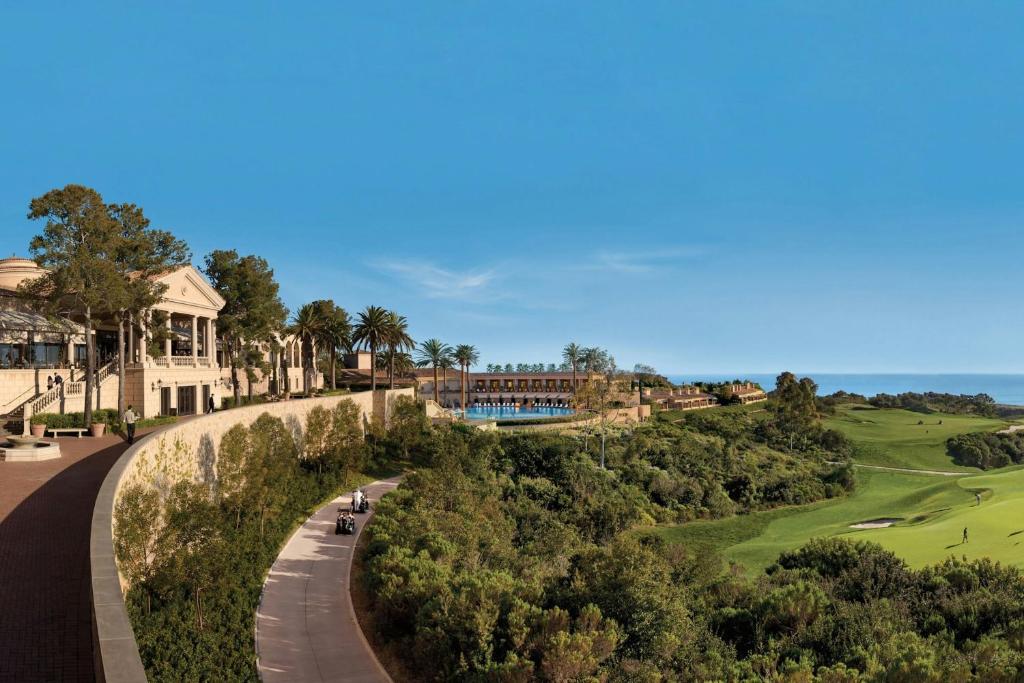 the resort at pelican hill wzgórza z widokiem na pole golfowe