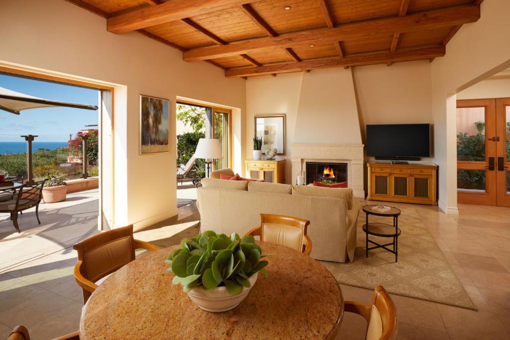 the resort at pelican hill salon z jadalnią i kominkiem