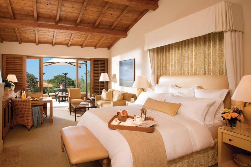 the resort at pelican hill duża sypialnia