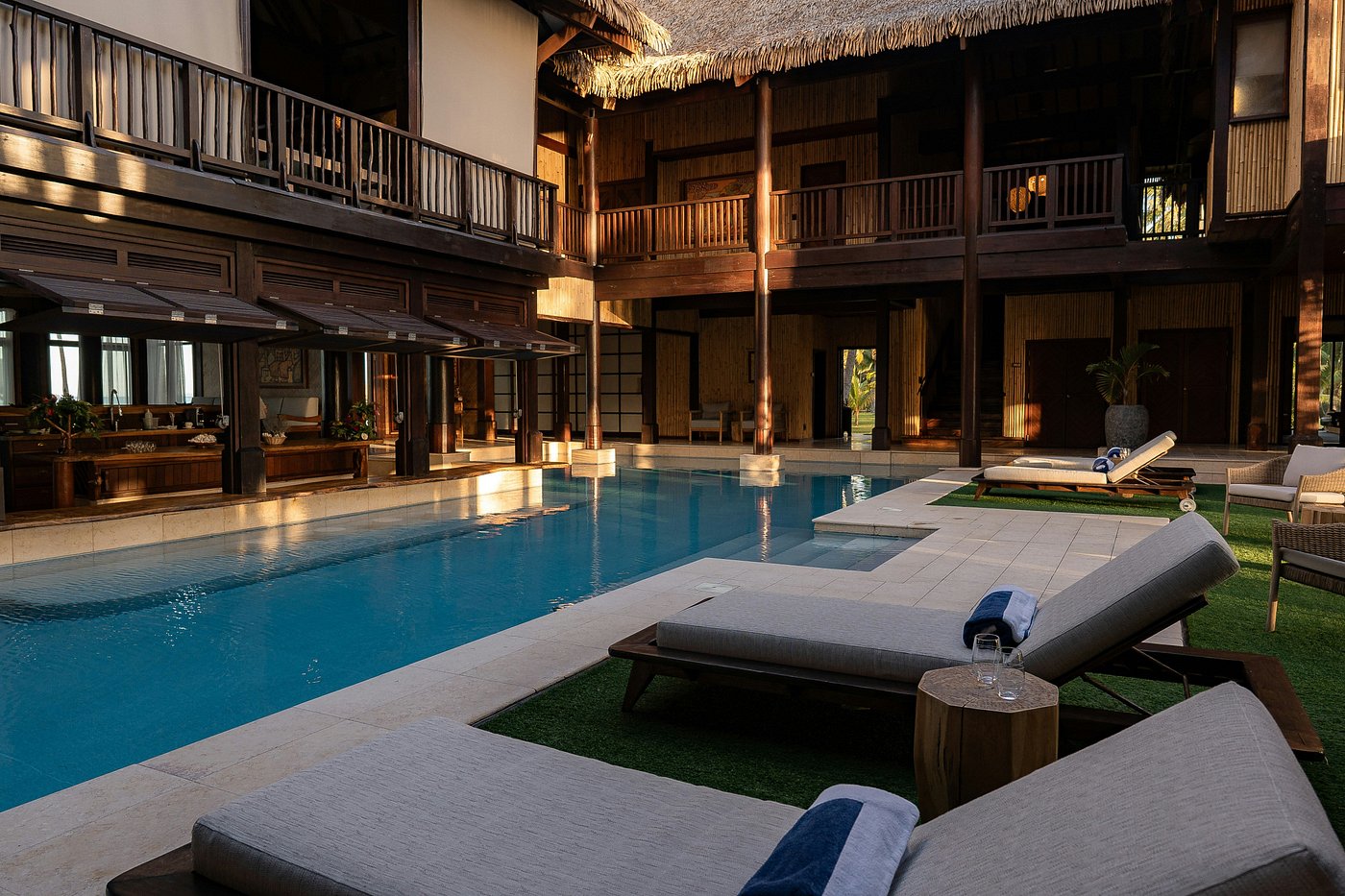pool villa royale